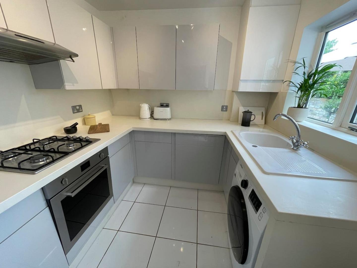 Fantastic Victorian House, Excellent Location - Homehost *